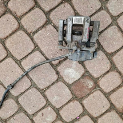 Zacisk tył tylny elektryczny lewy Opel Corsa F E-Corsa 9819059380