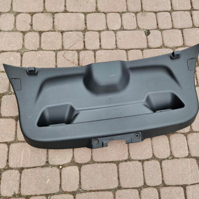 Tapicerka obudowa osłona klapy bagaznika Opel Corsa F E-Corsa 39196889