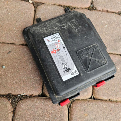 Obudowa bezpieczników pokrywa osłona Opel Corsa F E-Corsa 9824510780