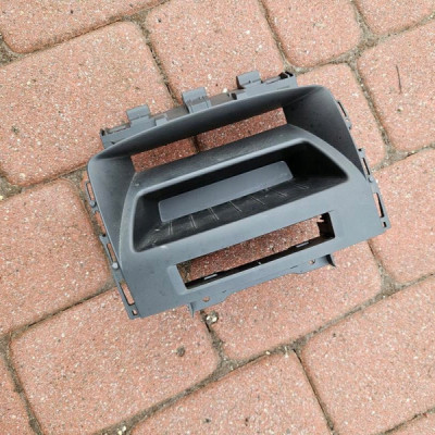 Obudowa osłona wyświetlacza radia ekranu Opel Astra J IV 13262610