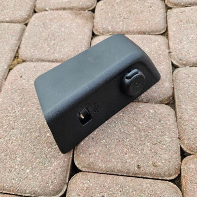 Obudowa osłona tunelu deski zapalniczka Opel Corsa F E-Corsa 39181484