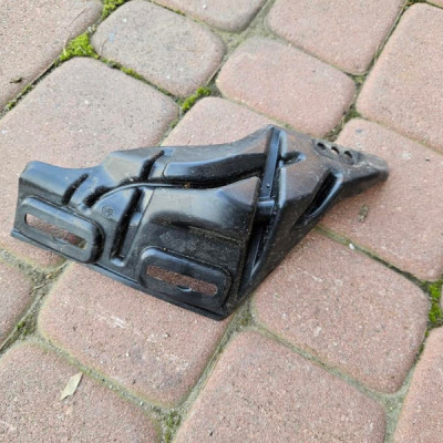 Slizg mocowanie zderzaka błotnika lewe Opel Corsa F E-Corsa 9823213080