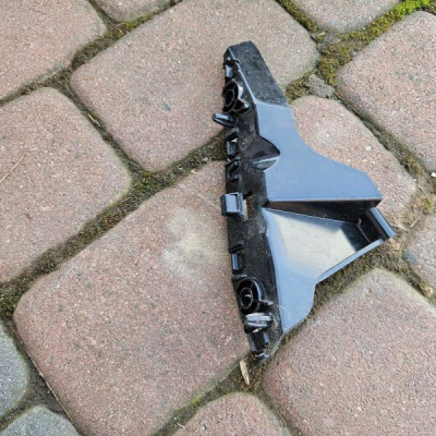 Slizg mocowanie zderzaka błotnika lewe Opel Corsa F E-Corsa 9829335680