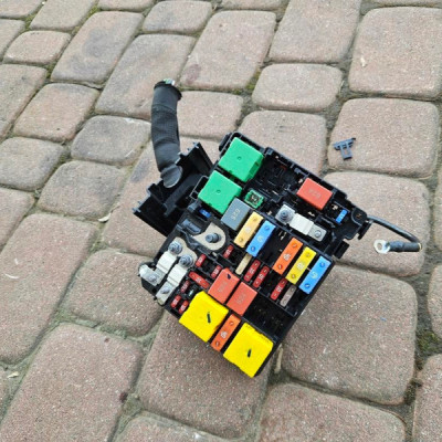 Skrzynka bezpieczników przekaźników Opel Corsa F E-Corsa 9804848580