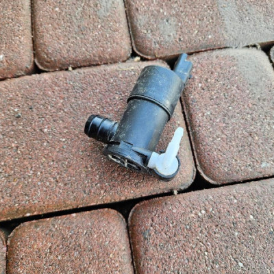 Pompka spryskiwaczy płynu szyb Opel Corsa F E-Corsa 9825894180