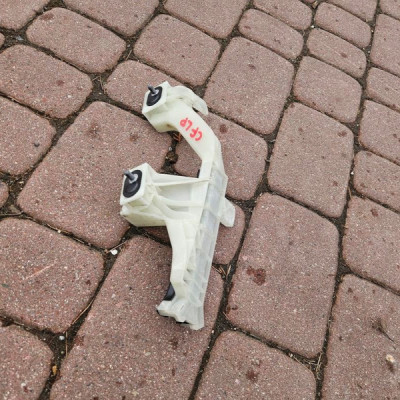 Prowadnica szyby przód przednia lewa Opel Corsa F E-Corsa 9823206180