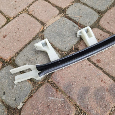 Prowadnica szyby przód przednia lewa Opel Corsa F E-Corsa 9823208180