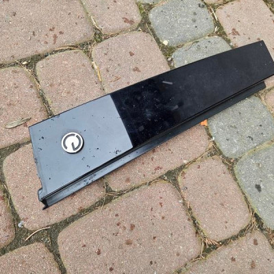 Obudowa słupka prawy tył Opel Corsa F E-Corsa 98359053XK 39222099