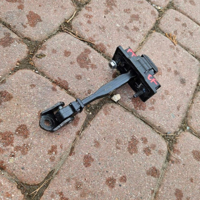 Ogranicznik drzwi tył tylny prawy / lewy Opel Corsa F E-Corsa