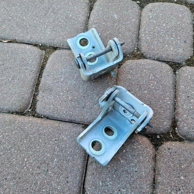 Zawias zawiasy drzwi przód przednie prawe KPL Opel Corsa F E-Corsa KVC