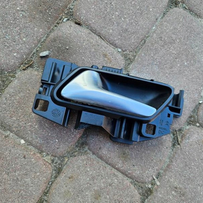 Klamka wewnetrzna boczka tył tylna lewa Opel Corsa F E-Corsa 39198474