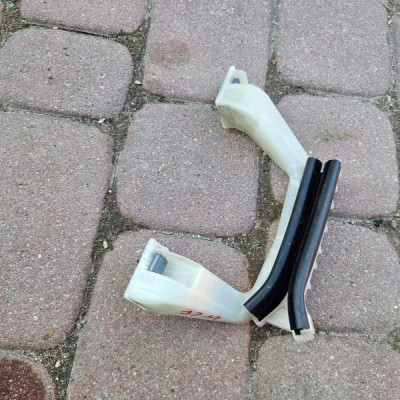 Prowadnica szyby tył tylna lewa Opel Corsa F E-Corsa 9823207280