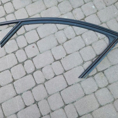 Zgarniacz uszczelka drzwi przód przednich lewa Opel Corsa F E-Corsa