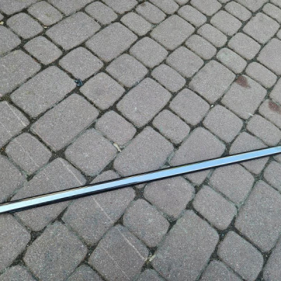 Zgarniacz uszczelka drzwi przód przednich prawa chrom Opel Corsa F E-Corsa