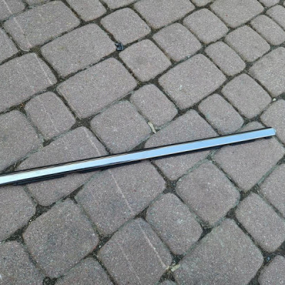 Zgarniacz uszczelka drzwi tył tylna lewa chrom Opel Corsa F E-Corsa