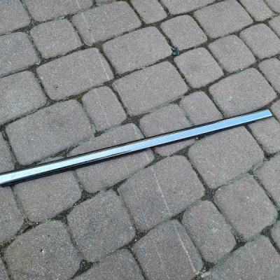 Zgarniacz uszczelka drzwi tył tylna prawa chrom Opel Corsa F E-Corsa