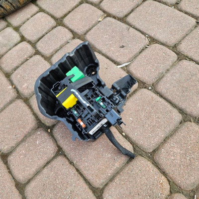 Bezpieczniki skrzynka bezpieczników Opel Corsa F E-Corsa 43662302