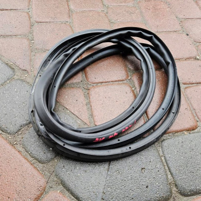 Uszczelka drzwi dookołoa drzwi Opel Astra K V