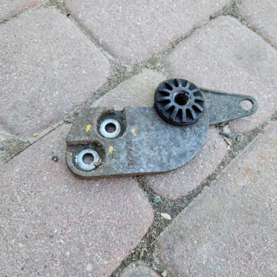 Uchwyt mocowanie wspornik sanek Opel Corsa E 12729738