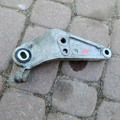 Uchwyt mocowanie sanek skrzyni wspornik silnika Opel Corsa E 13130723
