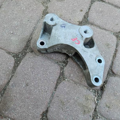 Uchwyt mocowanie sanek skrzyni wspornik silnika Opel Corsa E 13185906