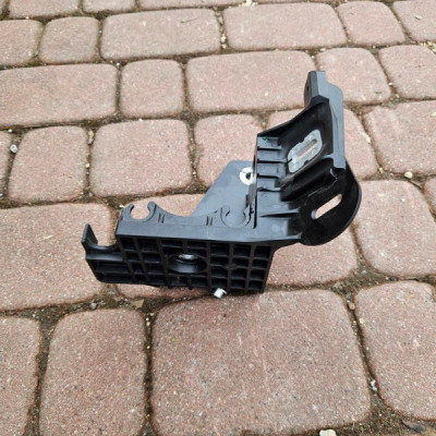 Uchwyt mocowanie pompy ASB wspornik Opel Corsa E 13358211