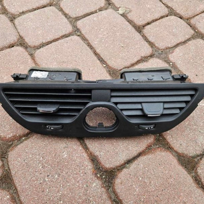 Kratka deski dekor nawiewu obudowa osłona Opel Corsa E 13384933