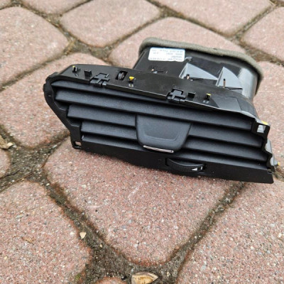 Kratka deski nawiewu prawa nadmuchu EUROPA Opel Corsa E 13384932