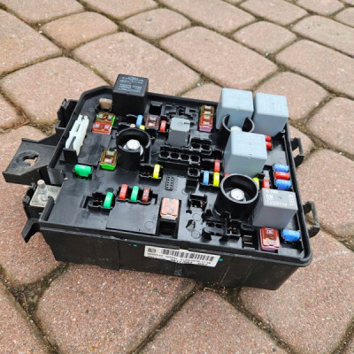 Skrzynka bezpieczników 1.2 1.4 BSI EUROPA Opel Corsa E 39117551