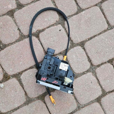 Zamek drzwi przód przedni prawy EUROPA Opel Corsa E 13431840