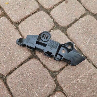 Ślizg błotnika lewy zderzaka uchwyt mocowanie Opel Corsa E 39003564