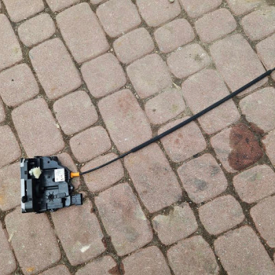 Zamek drzwi przód przedni lewych EUROPA Opel Corsa E 13431841