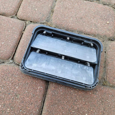 Kratka wentylacyjna tył tylna bagaznika pasa tył Opel Corsa F E-Corsa