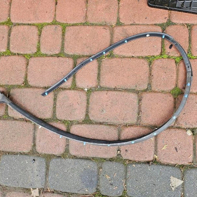 Uszczelka lewa przednie guma Opel Corsa F E-Corsa