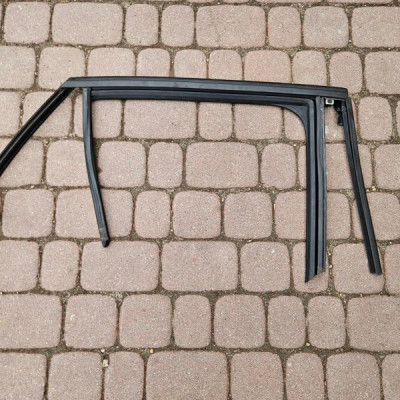 Listwa uszczelka zgarniacz drzwi tył tylnych Opel Corsa F E-Corsa