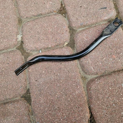 Uchwyt wspornik pasa przedniego kielicha podszybia Opel Corsa F E-Corsa