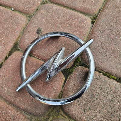 Znaczek logo grilla przód przedniego atrapy Opel Corsa F E-Corsa 9829801180
