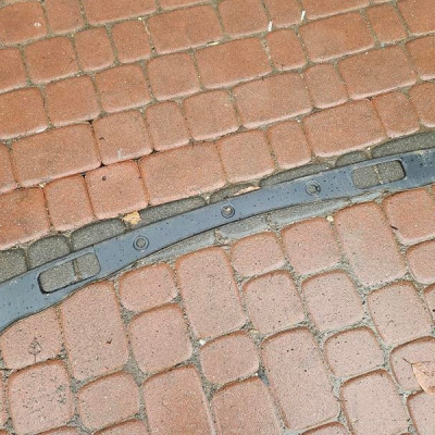 Osłona zawiasów tył tylna obudowa klapy Opel Astra J 4 IV 13301610