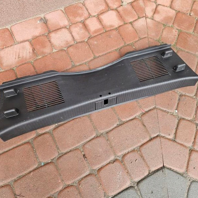 Obudowa osłona pasa tylnego wanny bagaznika Opel Astra J 4 IV 13261723