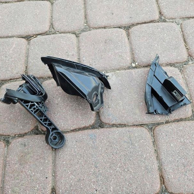 Uchwyty mocowania wsporniki lampy przód przedniej prawej Opel Astra J 4 IV