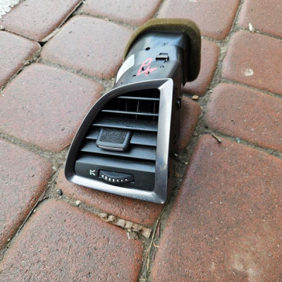 Kratka deski nawiewu nadmuchu boczna lewa EUROPA Opel Astra J 4 IV 13300579