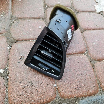 Kratka deski nawiewu nadmuchu boczna prawa EU Opel Astra J 4 IV 13300559