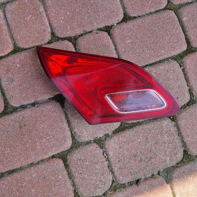 Lampa tył tylna lewa klapa 5 drzwi HB EUROPA jasna Opel Astra J 4 IV