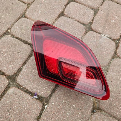 Lampa tył tylna lewa klapa 5 drzwi HB EUROPA ciemna Opel Astra J 4 IV