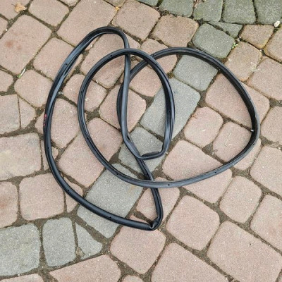 Uszczelka drzwiowa przód przednia lewa osłona HB 5 drzwi Opel Astra J 4 IV