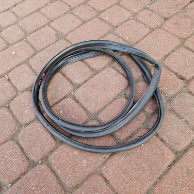 Uszczelka drzwi tył tylna lewa HB zgarniacz Opel Astra J 4 IV