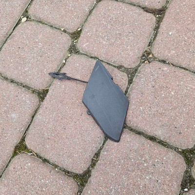 Zaślepka zderzaka przedniego przód haka Opel Astra J 4 IV