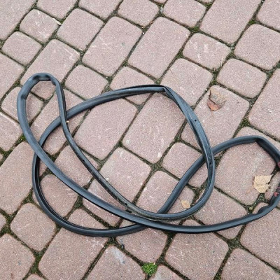 Uszczelka drzwi tył tylna prawa HB zgarniacz Opel Astra J 4 IV