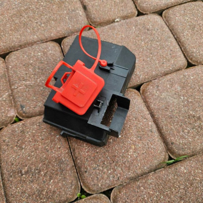 Obudowa bezpieczników klemy stycznika osłona Opel Insignia B FL 33145943