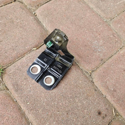 Uchwyt mocowanie wpornik błotnika lewy Opel Insignia B FL 39077424